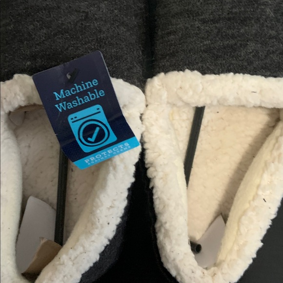 Isotoner SIGNATURE 360 ALL AROUND MEMORY FOAM  WOMEN'S Slippers Med. 6.5-7.5. - Picture 3 of 7